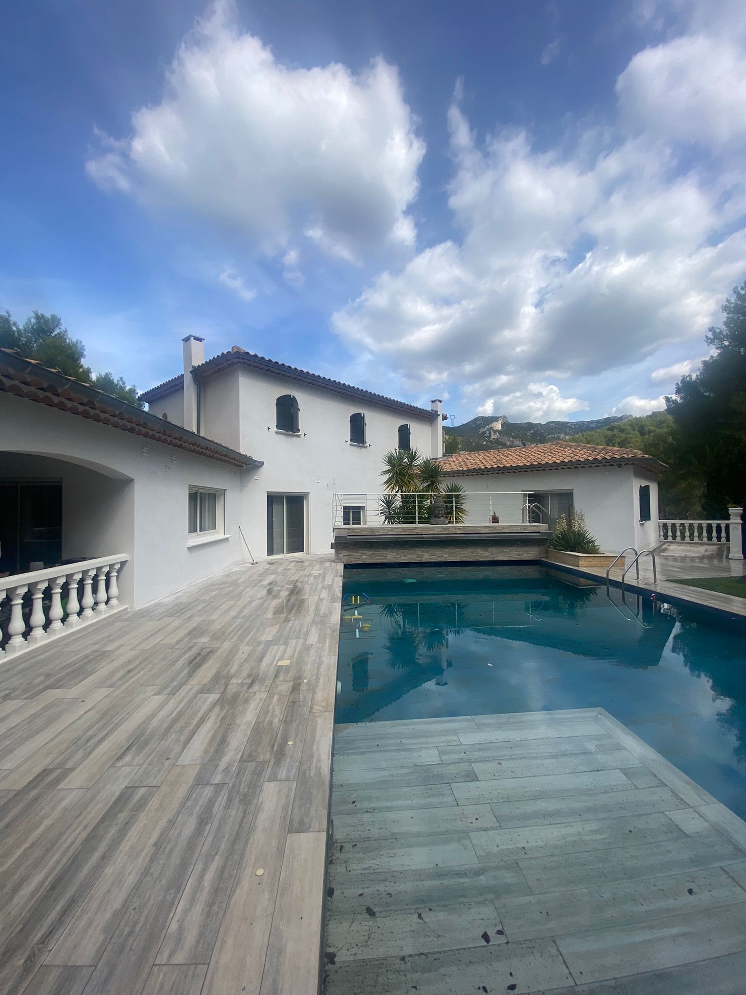 Maison avec piscine, peinture de façade crème