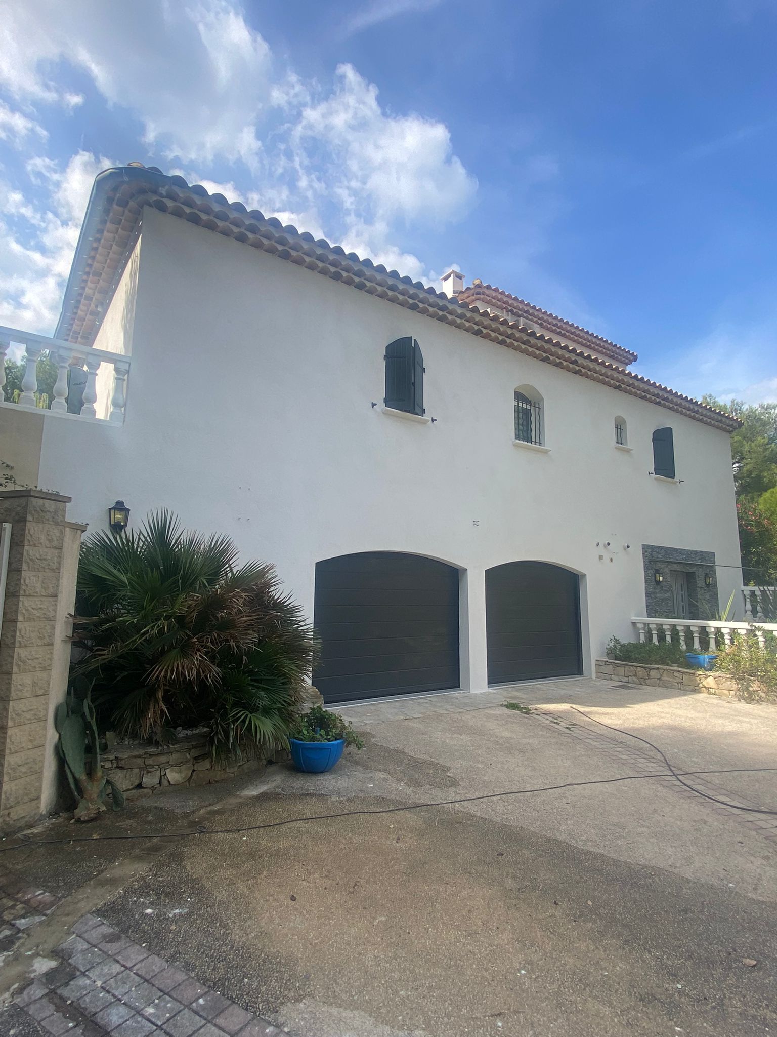 Maison individuelle à la façade enduite, volets anthracite