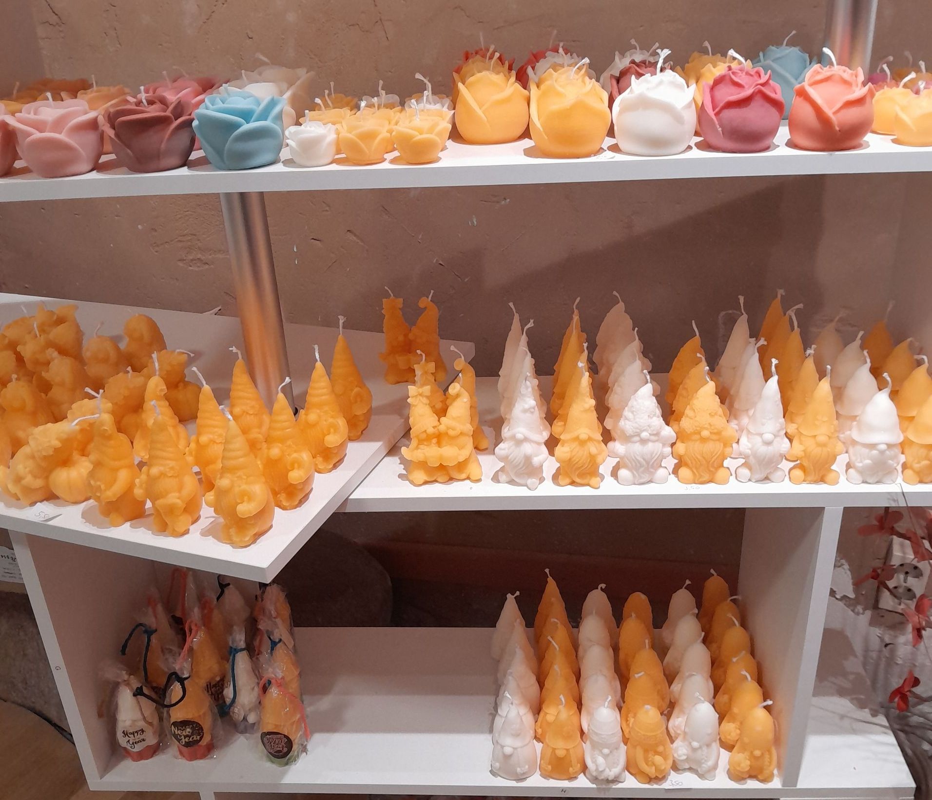 Ein Bündel Kerzen steht auf einem Regal in einem Zimmer.