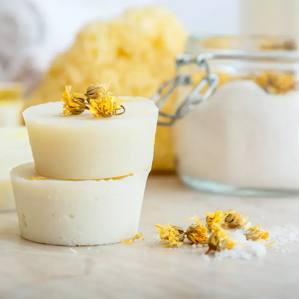 Ein Stapel Seifen mit Blumen darauf auf einem Tisch.