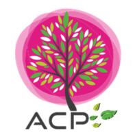 Logo ACP avec un arbre rose et des feuilles vertes au-dessus de lettres grises stylisées