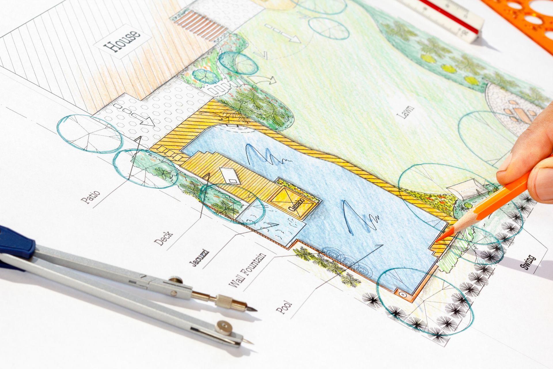 Dessin à la main d'un plan de paysage coloré avec des crayons et du papier sur un bureau