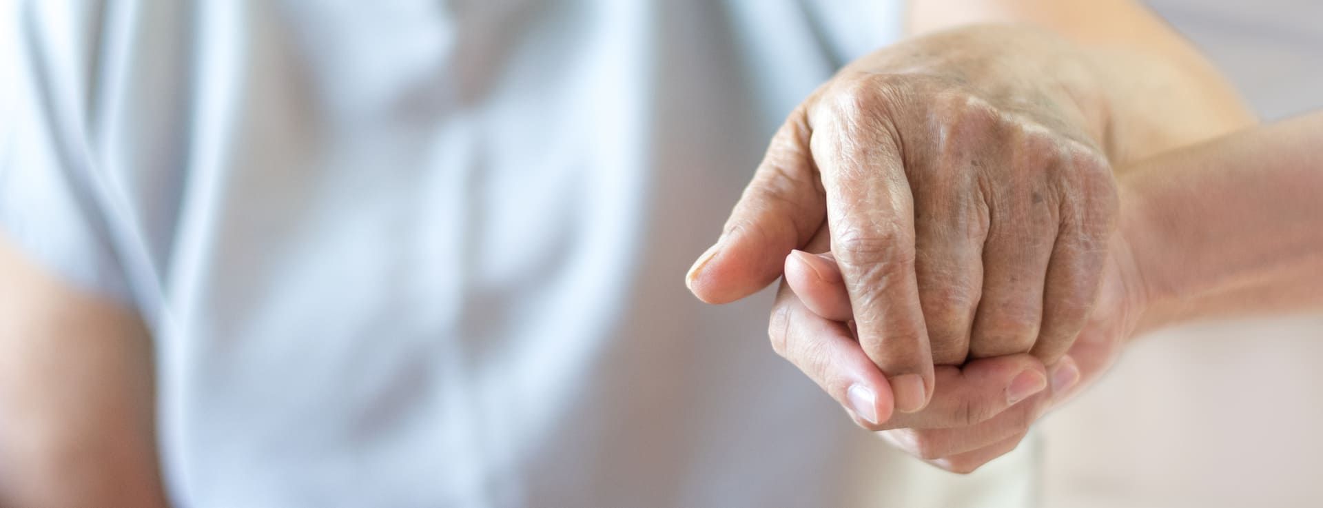Eine Frau hält die Hand eines älteren Mannes | Ambulanter Pflegedienst Rotenburg