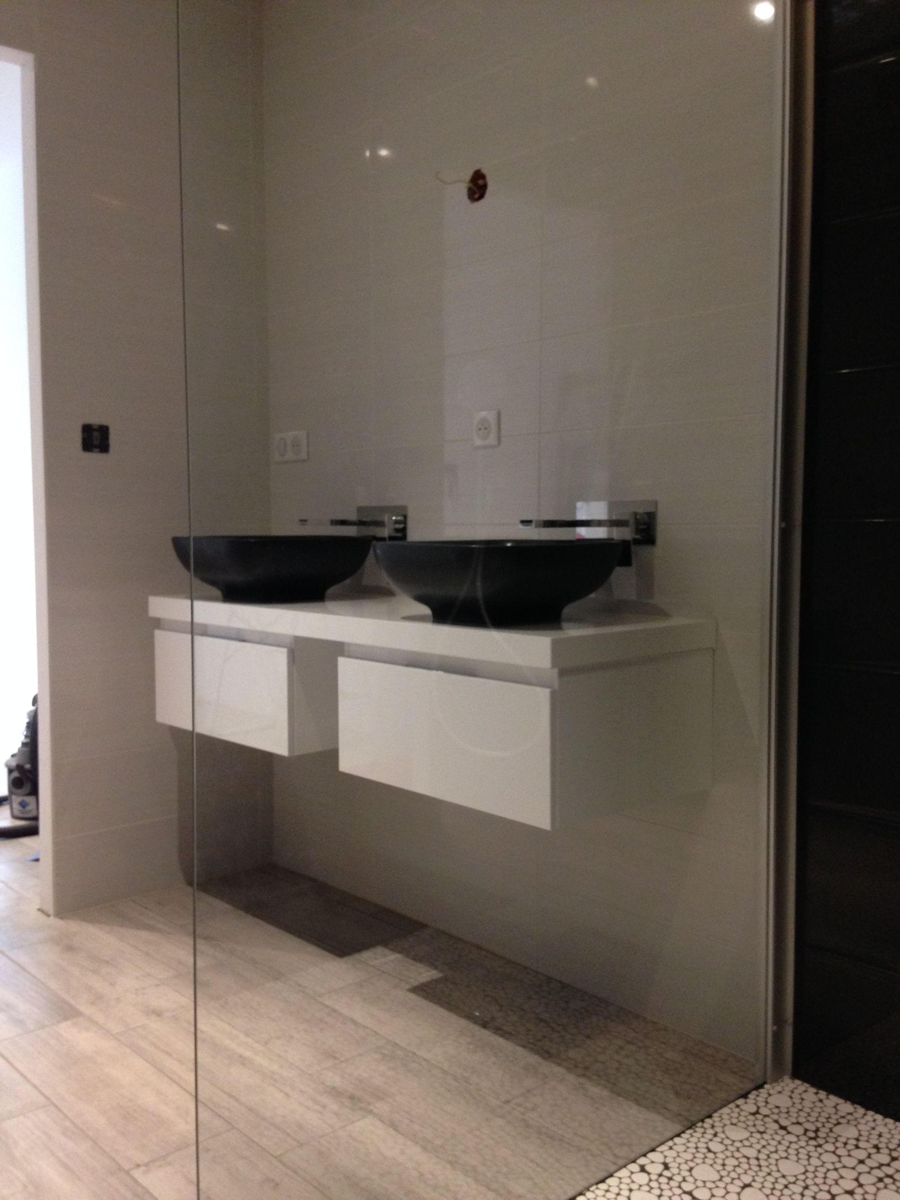 Montage d'un meuble et de deux vasques