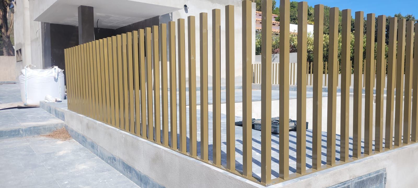 Puerta doble de madera con estrechos paneles de vidrio que reflejan un balcón nevado y los edificios del exterior.