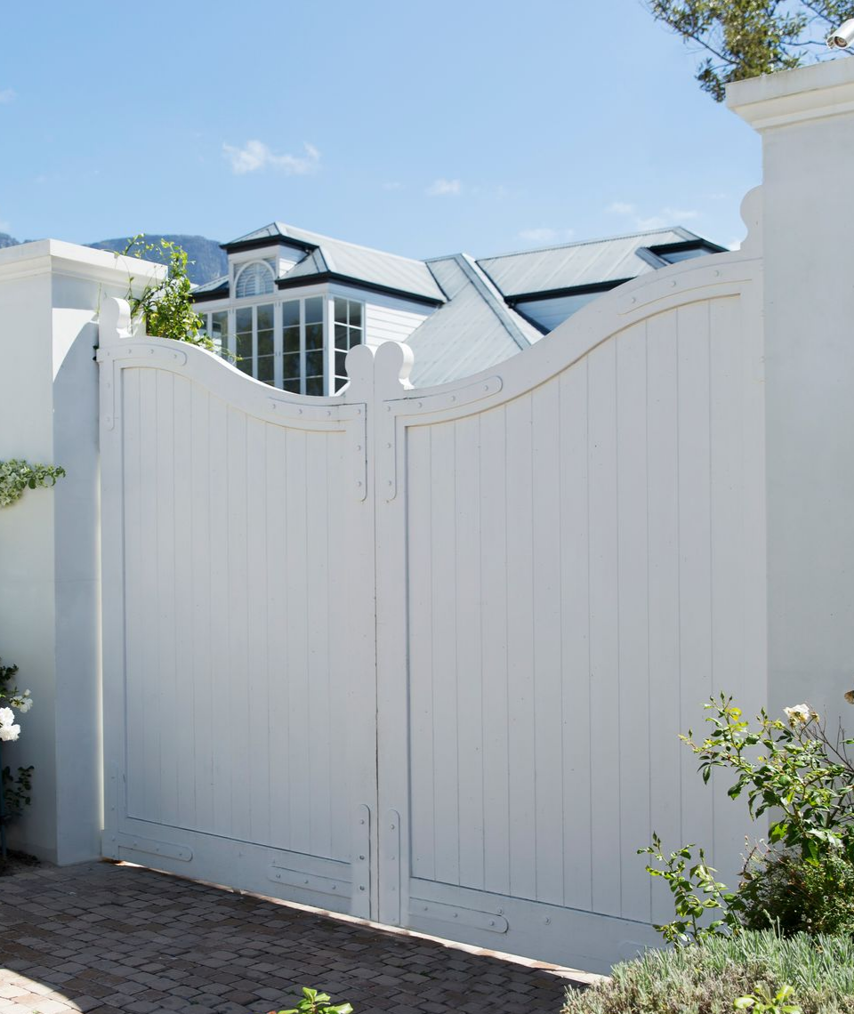 Un portail fermé de couleur blanche