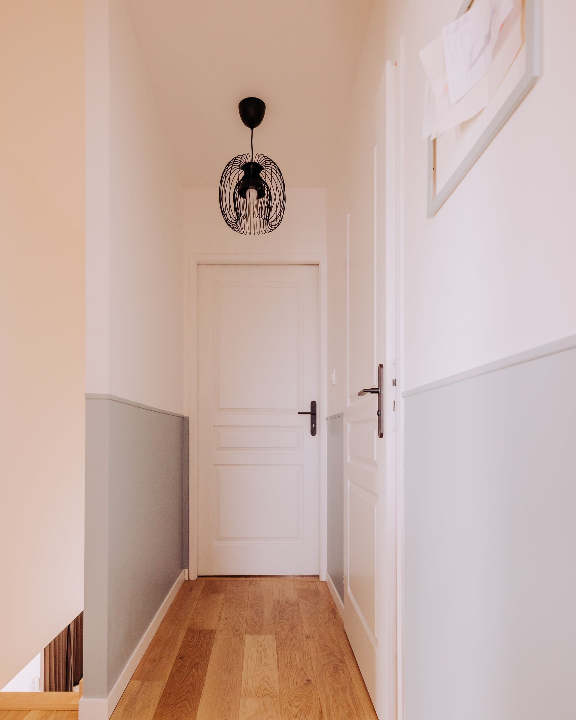 Des murs peints dans un couloir accédant à des pièces