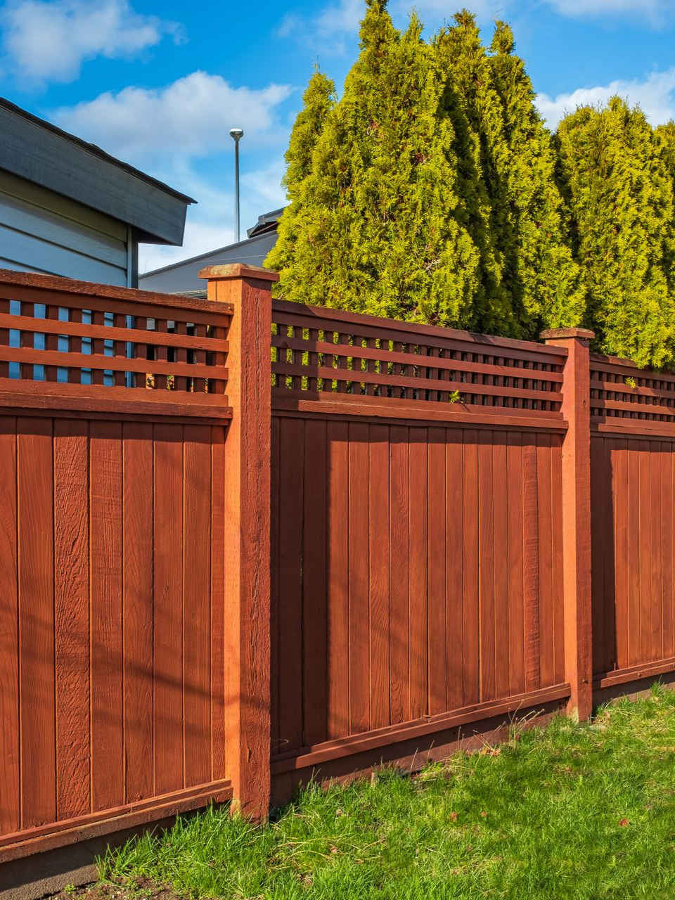 Nettoyage du chantier après l'application d'une peinture sur la clôture