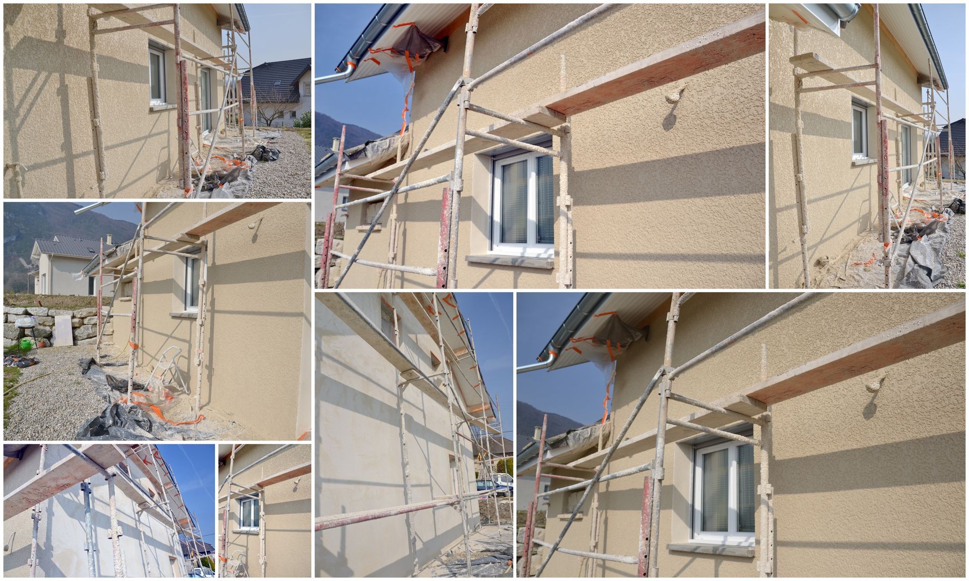 Des échafaudages de chantier entourent la façade d'une maison recouverte d'un enduit texturé beige.