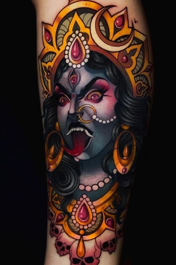 Retrato estilizado de una mujer gótica con maquillaje oscuro, ojos rojos, joyas de oro ornamentadas y cabello negro