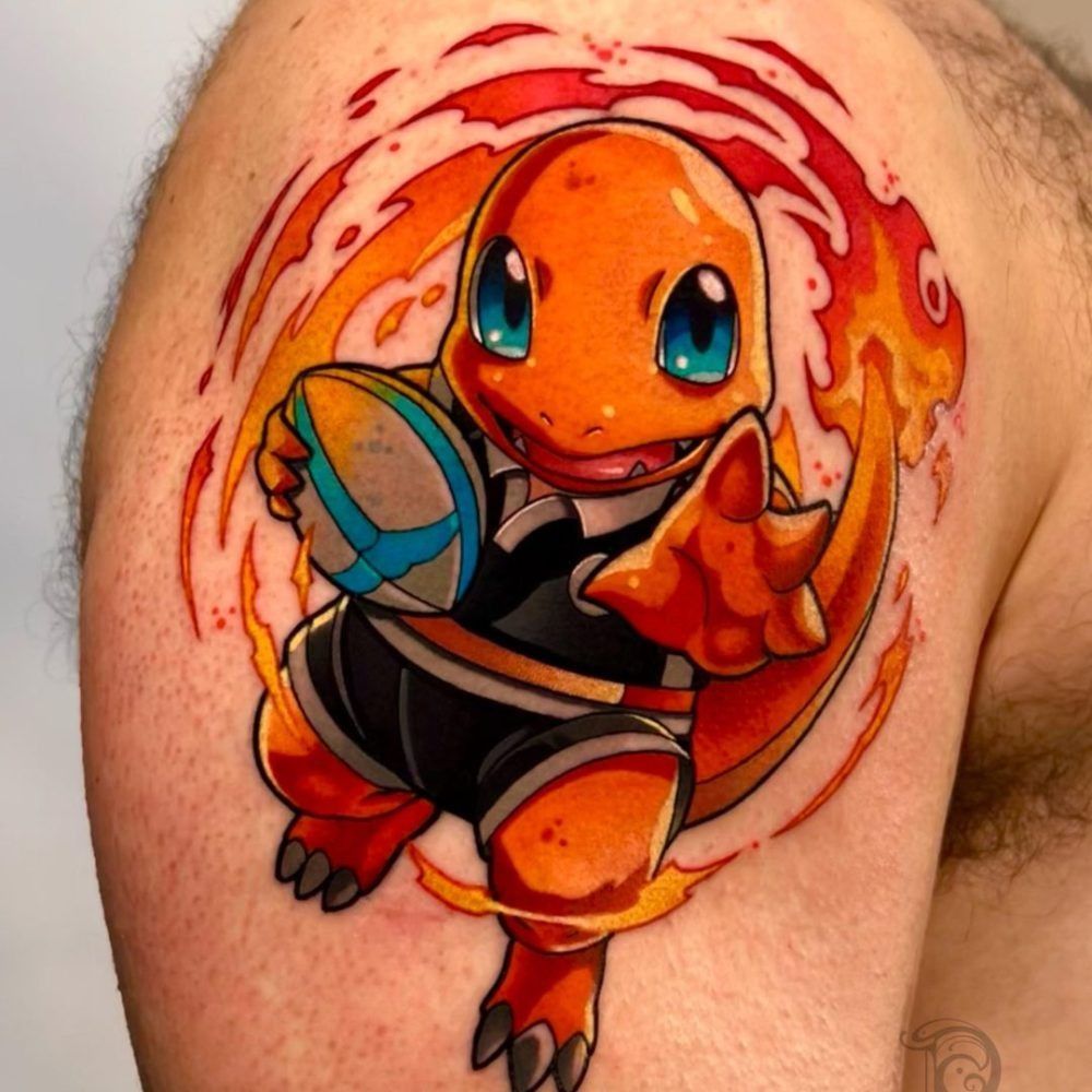 Tatuaje de Charmander en pose de ninja, rodeado de espirales naranjas sobre la piel.