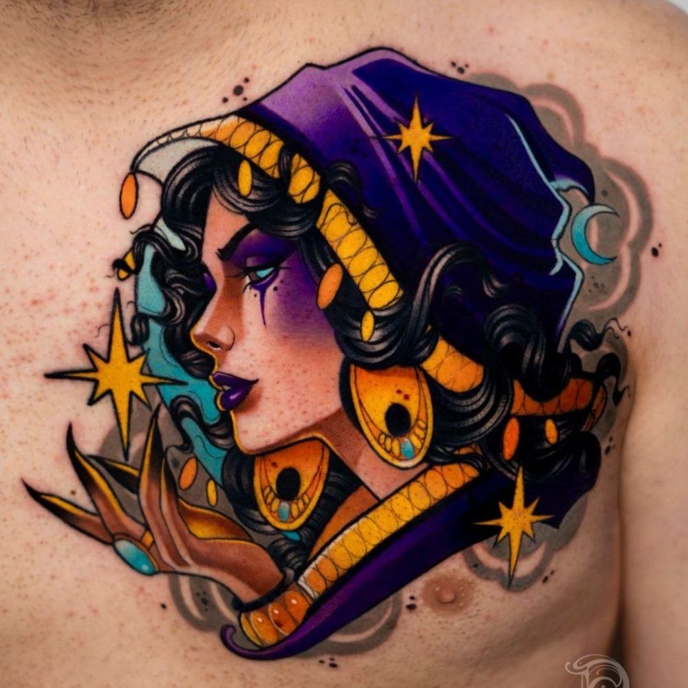 Tatuaje colorido de color púrpura y dorado del perfil estilizado de una mujer con estrellas en la piel.