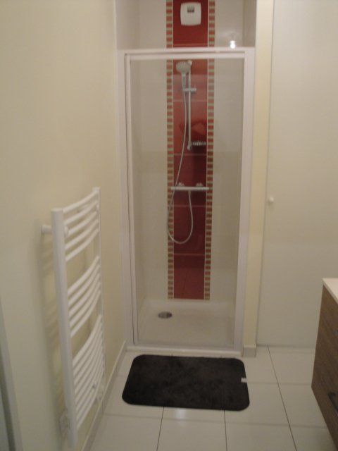 Installation d'une douche avec décoration centrale