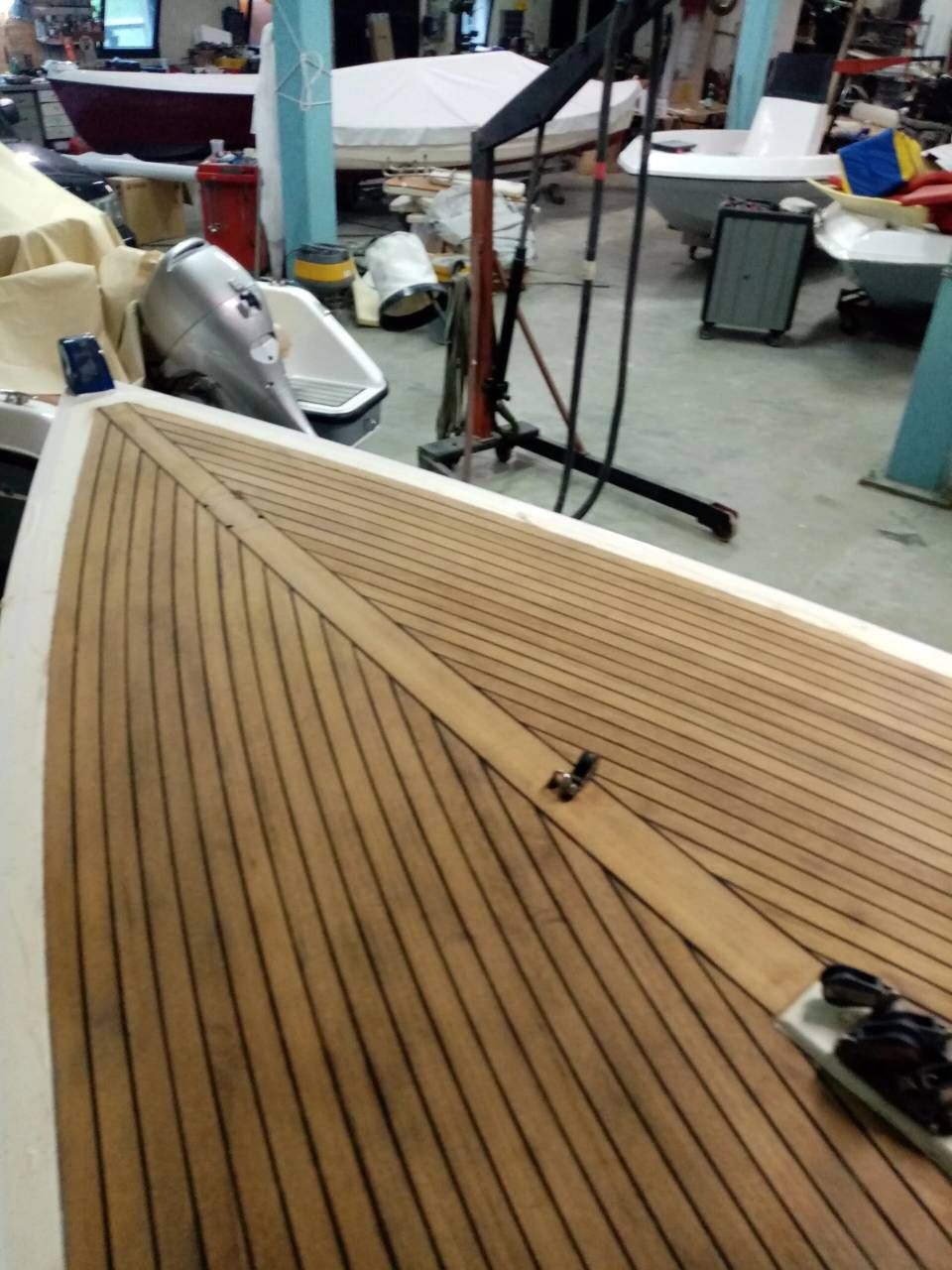 Ponte di legno per barca con corde e attrezzature in un'officina al coperto o in un'area portuale