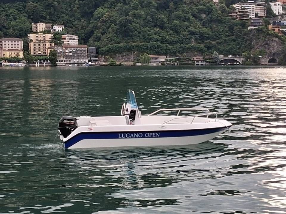 Motoscafo bianco con la scritta