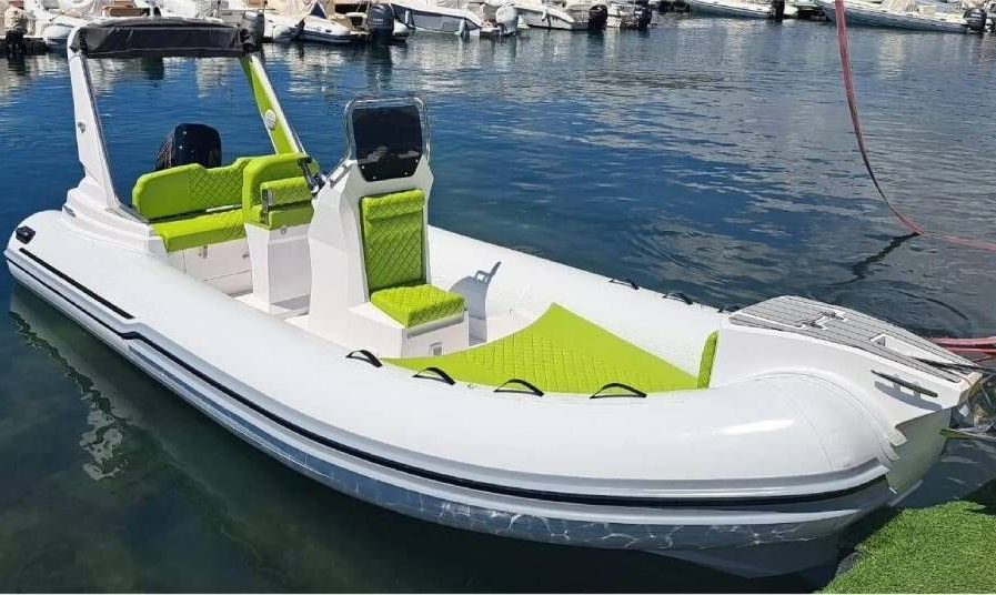 Pedalò bianco e verde lime ormeggiato su acque calme vicino a un porto turistico