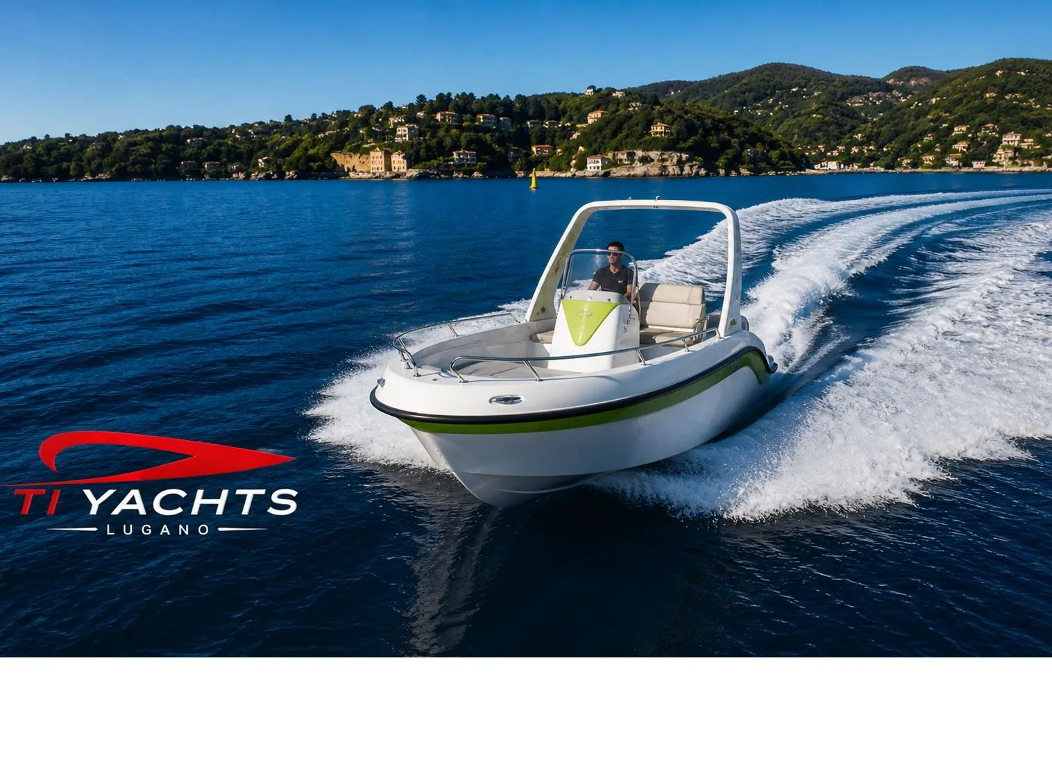Il motoscafo White Ti Yachts sfreccia sulle acque blu vicino a una costa boscosa