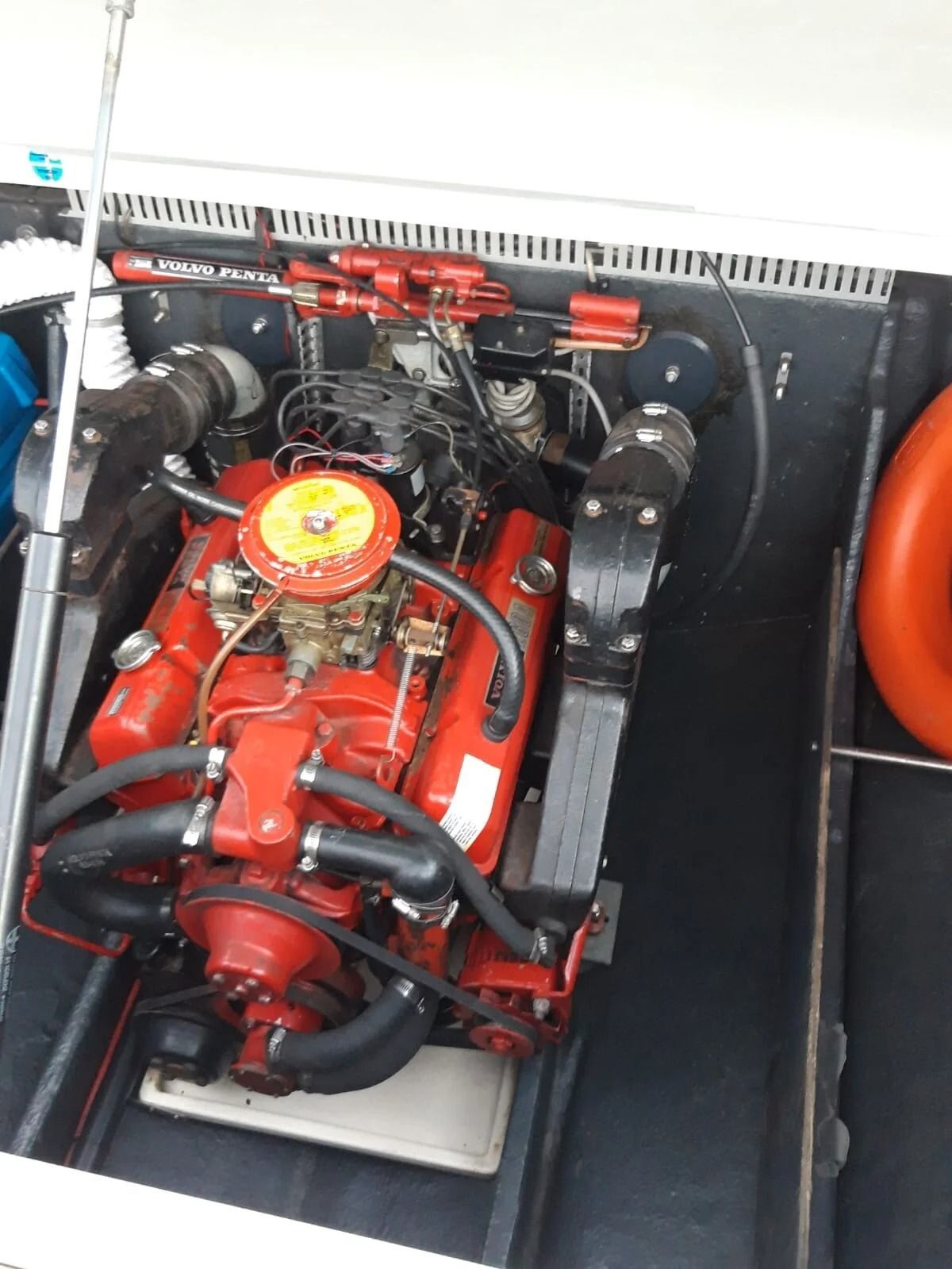 Ti Yachts Sagl
Motore rosso nel vano motore di una barca con tubi flessibili e componenti neri.