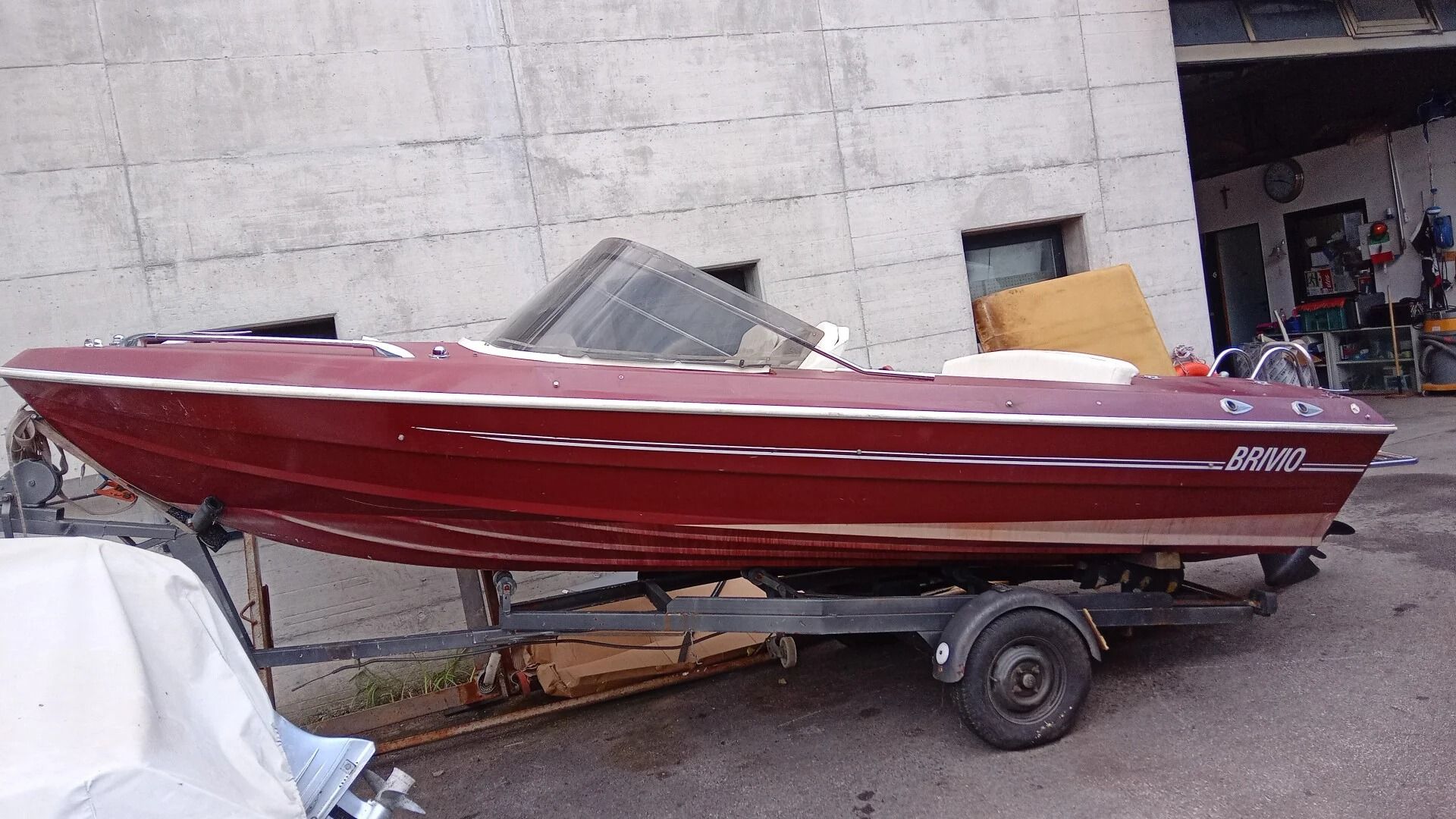 Ti Yachts Sagl
Motoscafo rosso su rimorchio parcheggiato fuori da un edificio