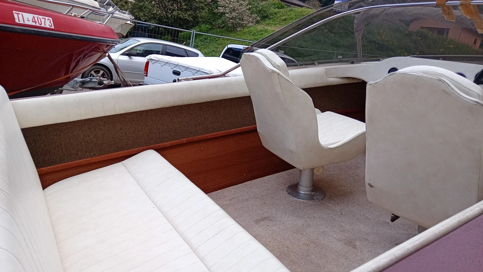 Ti Yachts Sagl
Sedili bianchi e ponte rivestito di moquette con finiture rosse, visti dalla poppa all'aperto.