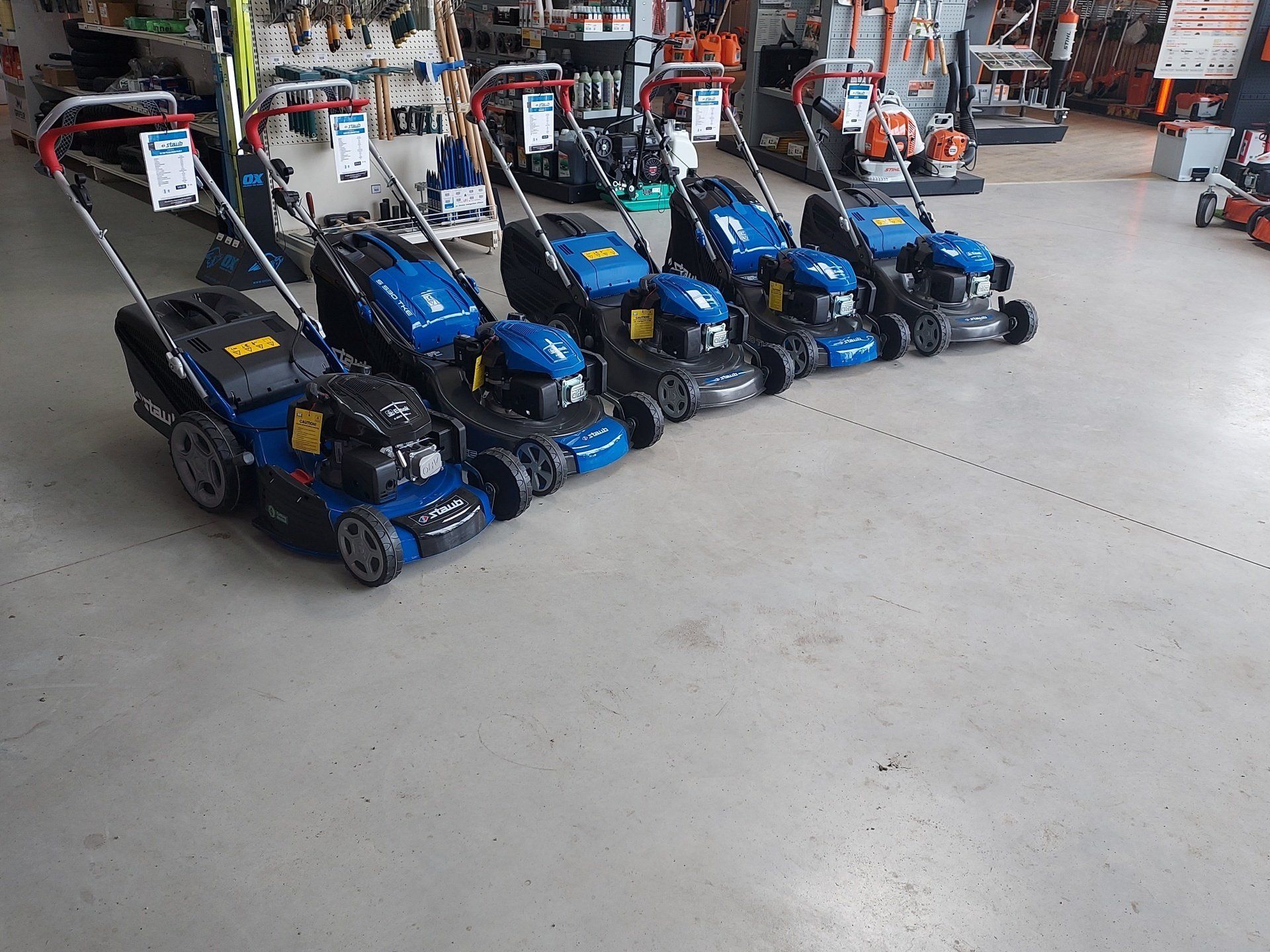 Sélection de tondeuses bleues