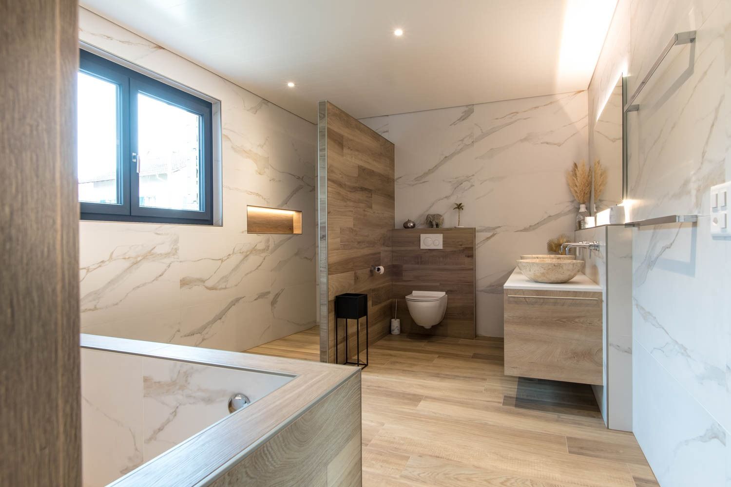 Deux hommes transportent des cartons depuis une camionnette.