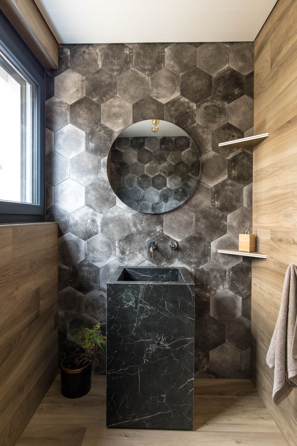 Une salle de bain avec lavabo, baignoire, douche et miroir.