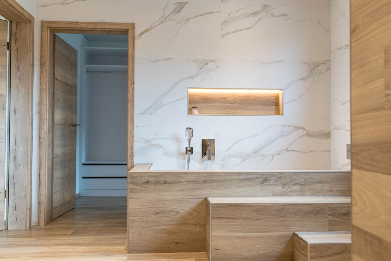 Deux hommes chargent des cartons dans une camionnette.