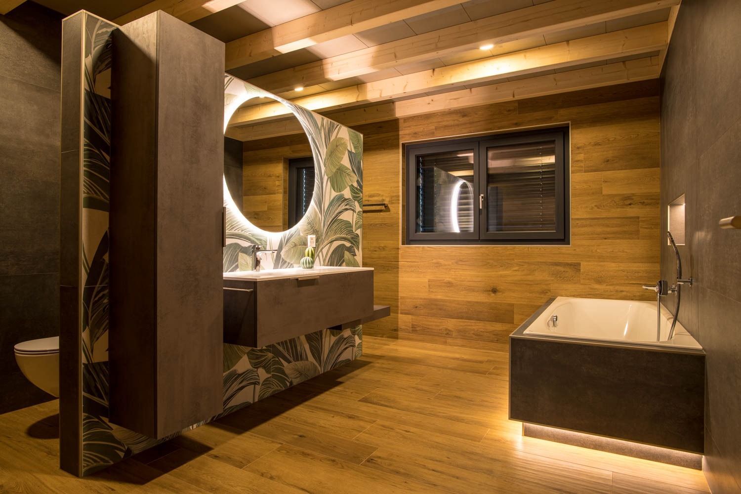 Deux hommes transportent des cartons depuis une camionnette.