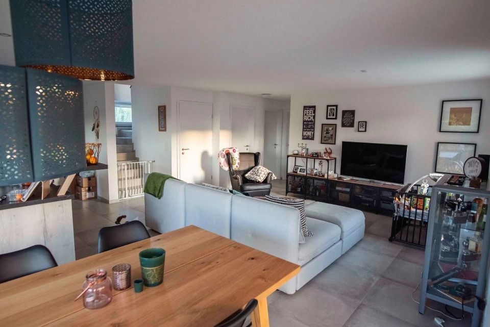 Un salon avec un canapé , une table et une télévision.