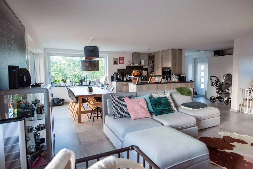 Un salon rempli de meubles et une salle à manger.