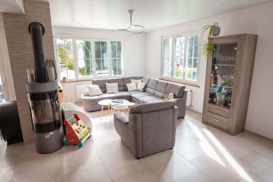 Un salon rempli de meubles et d'une cheminée.