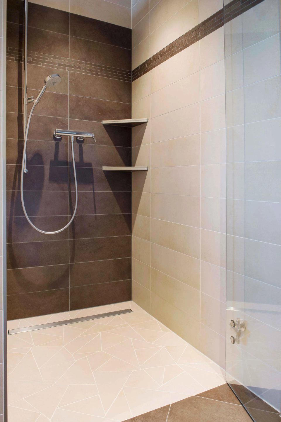 Une salle de bain avec douche à l'italienne et porte vitrée.