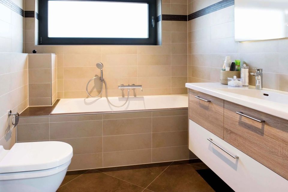 Une salle de bain avec toilettes, lavabo et baignoire.