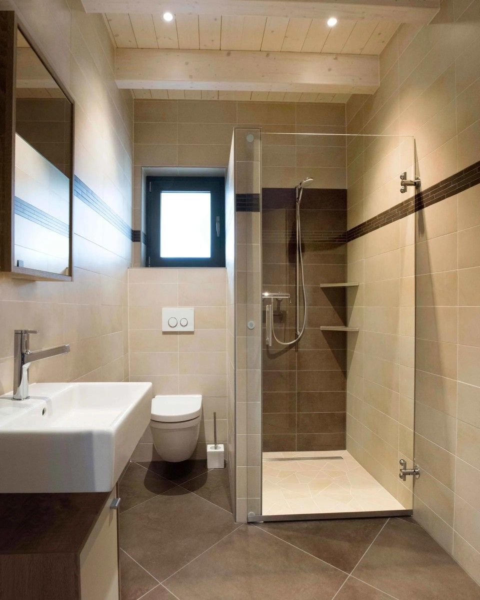 Une salle d'eau avec WC un lavabo et une douche à l'italienne