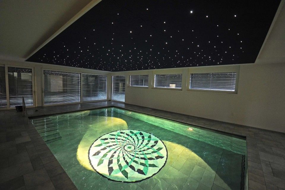 Une piscine avec un ciel étoilé au dessus