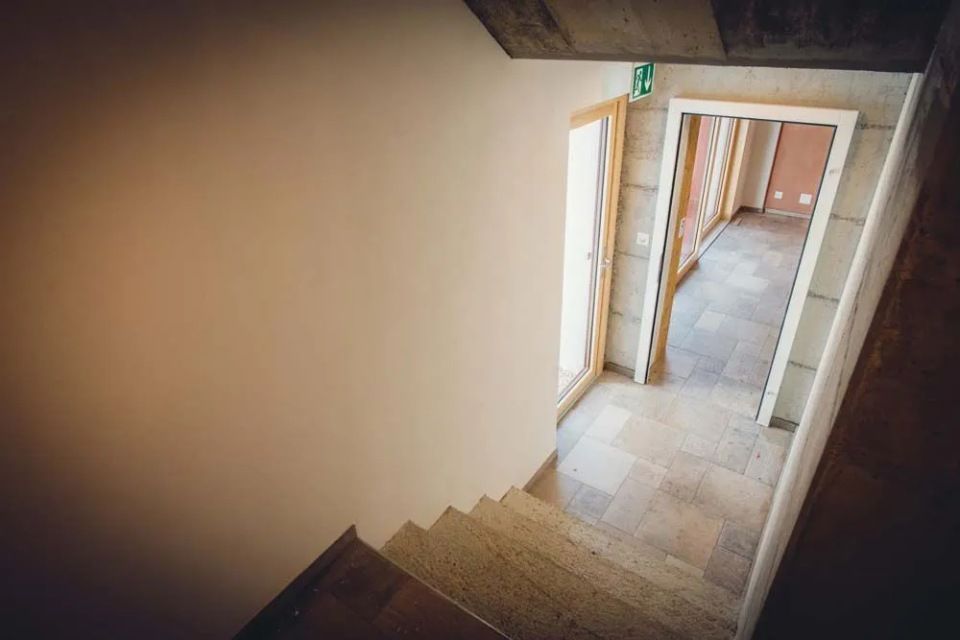 Un escalier menant à une porte dans un immeuble.