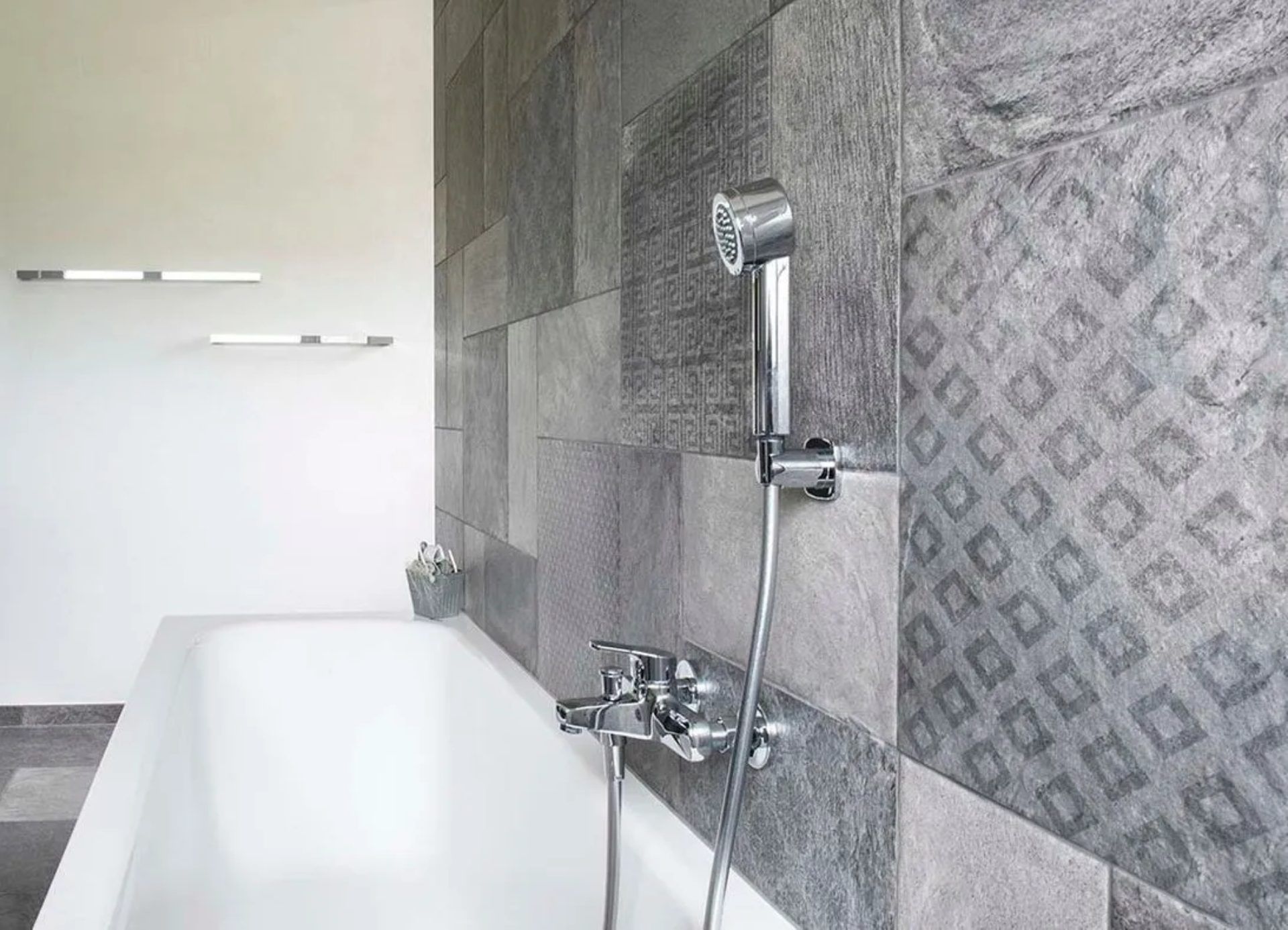 Un jeune homme est assis sur le siège conducteur d'une camionnette blanche.