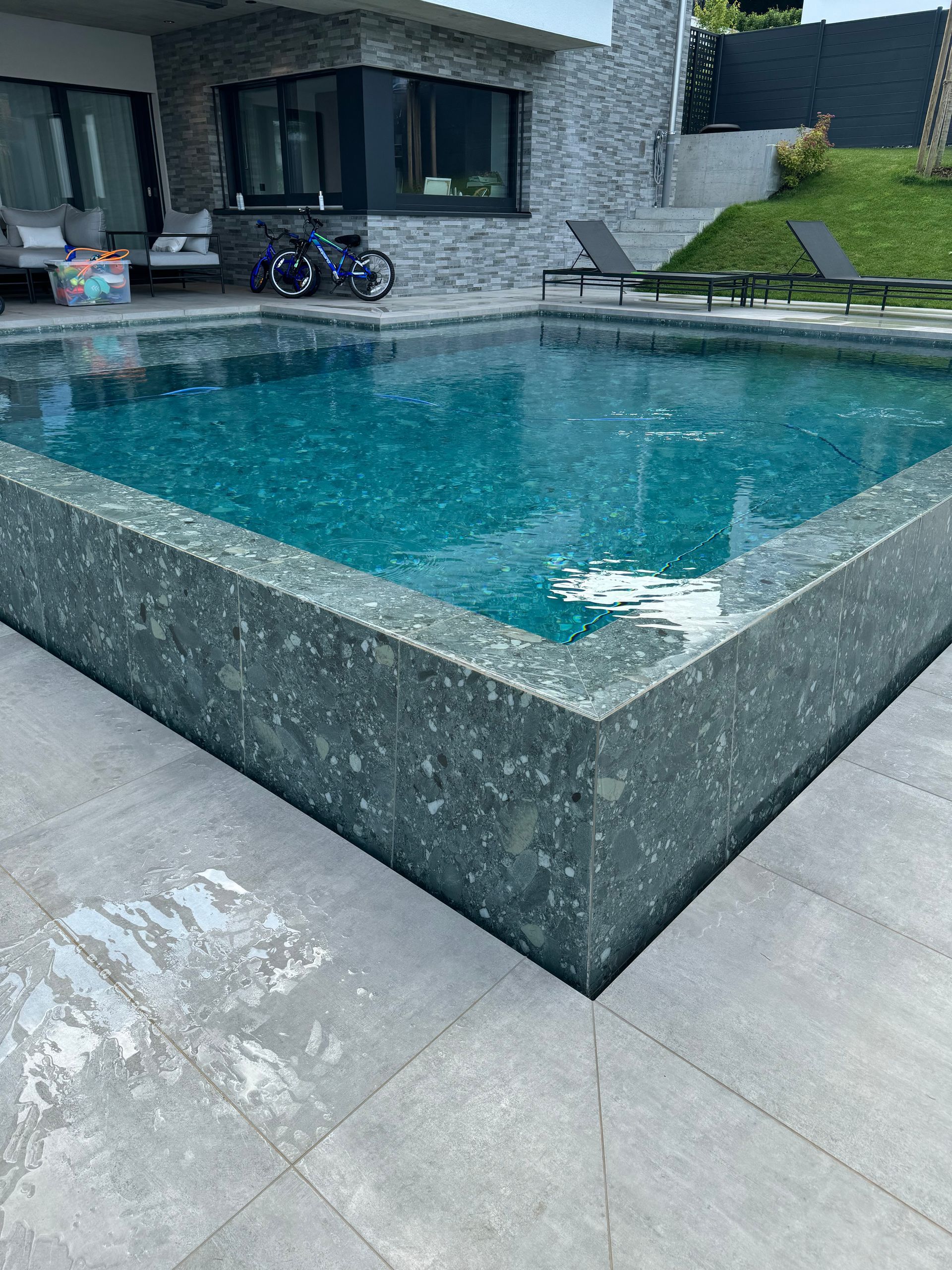 Une grande piscine intérieure avec un ciel étoilé au-dessus