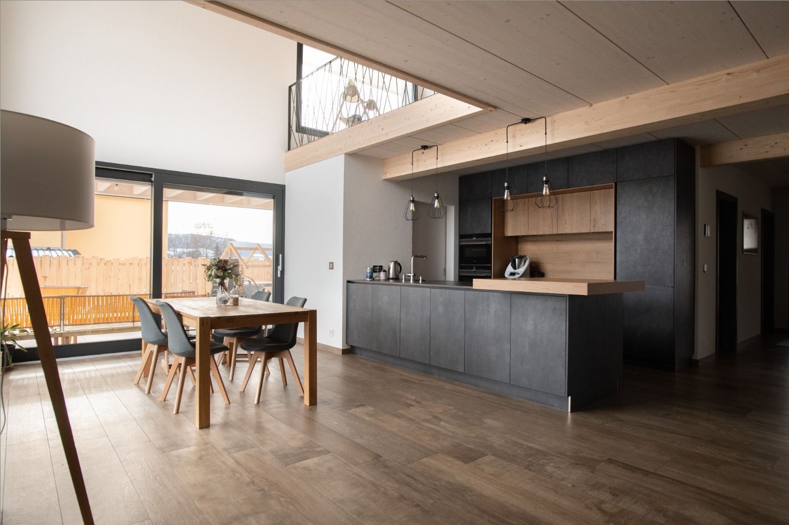 Deux hommes transportent des cartons depuis une camionnette.