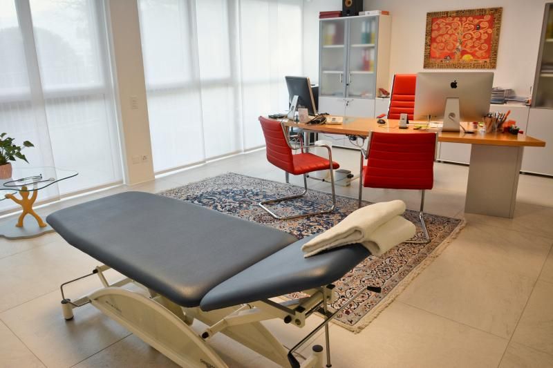 Studio della dottoressa con lettino