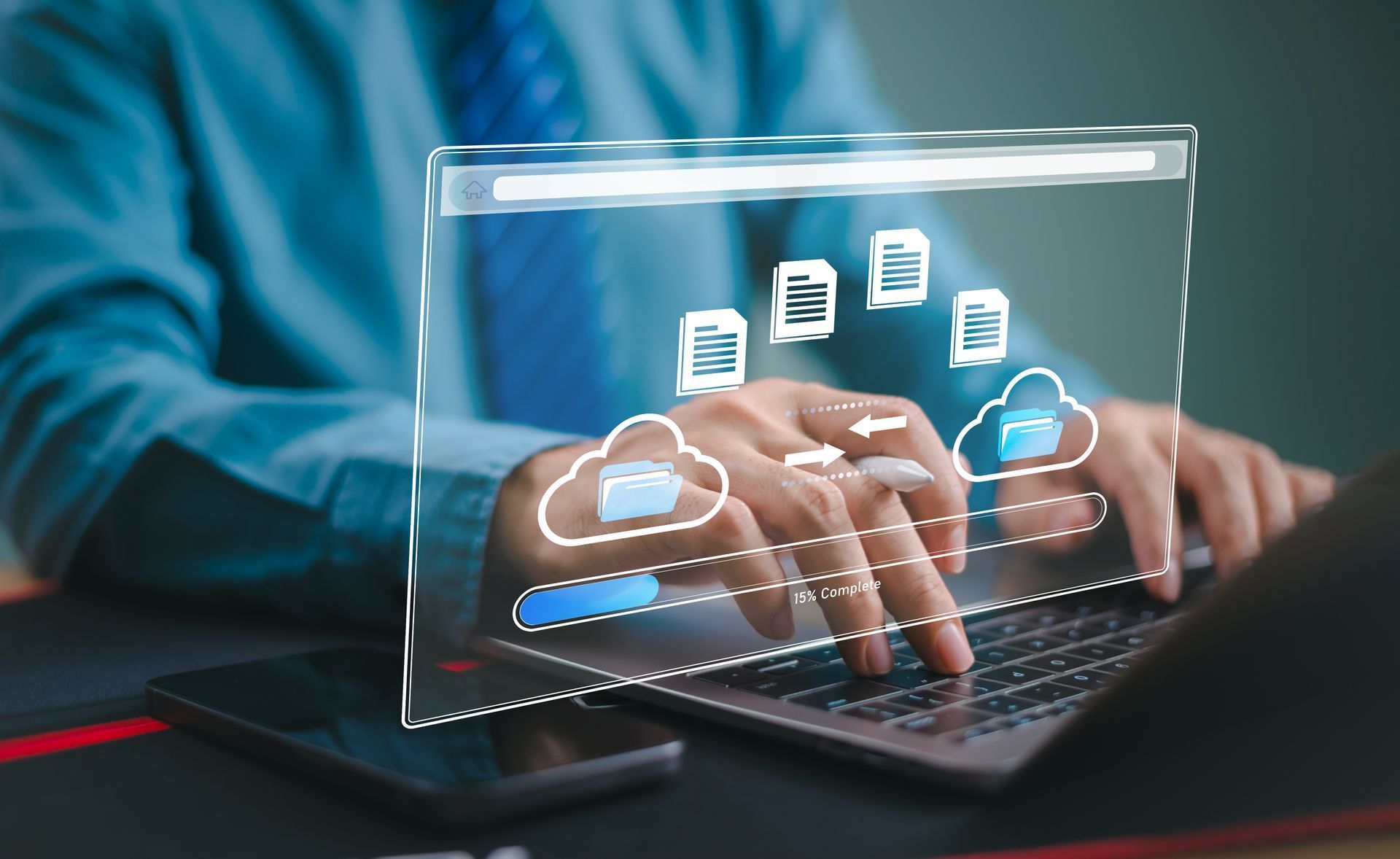 Une personne tapant sur un ordinateur portable avec une interface numérique superposée affichant un processus de transfert de fichiers vers le cloud.