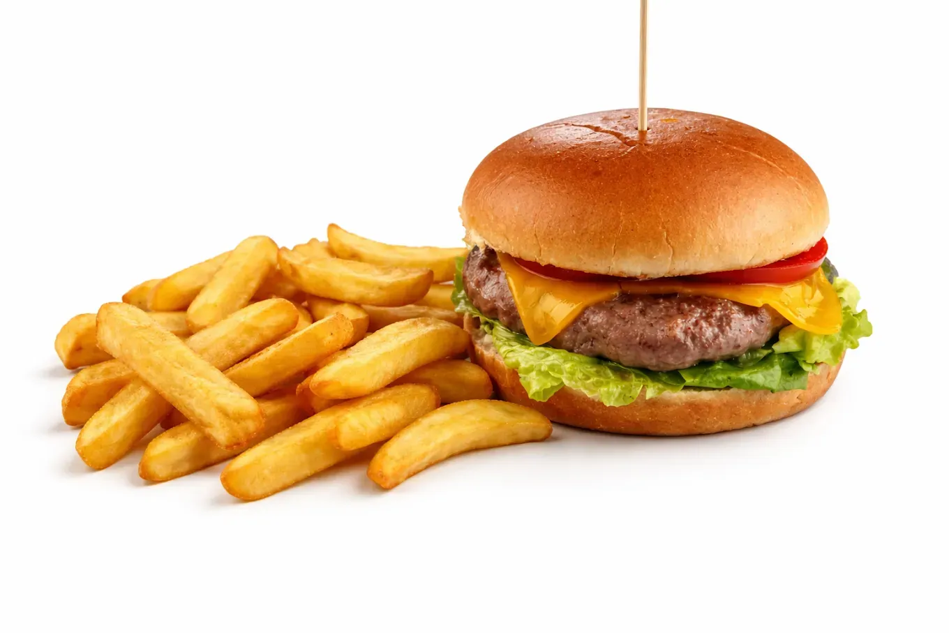 Hamburguesa y patatas fritas sobre un fondo blanco, con un pincho atravesando la hamburguesa.