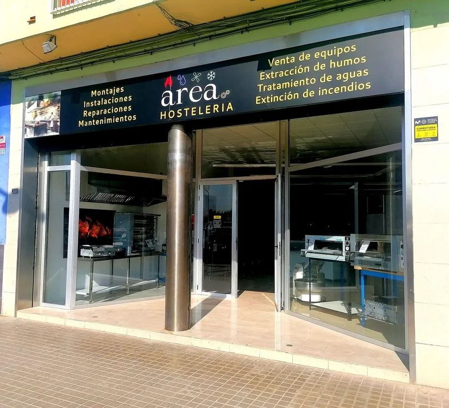 Un escaparate con un cartel que dice