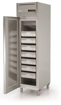 Un refrigerador de acero inoxidable con la puerta abierta.