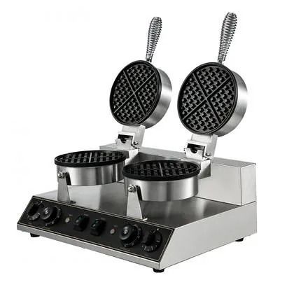Una máquina para hacer waffles de acero inoxidable con dos waffles encima.