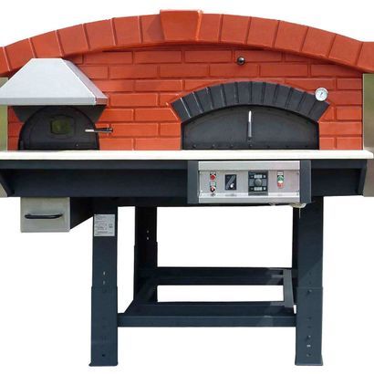Un horno de ladrillos rojos está situado encima de un soporte negro.