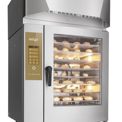 Un horno de convección con mucha comida dentro