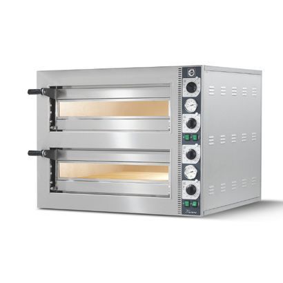 Es un horno de pizza de acero inoxidable con dos bandejas.