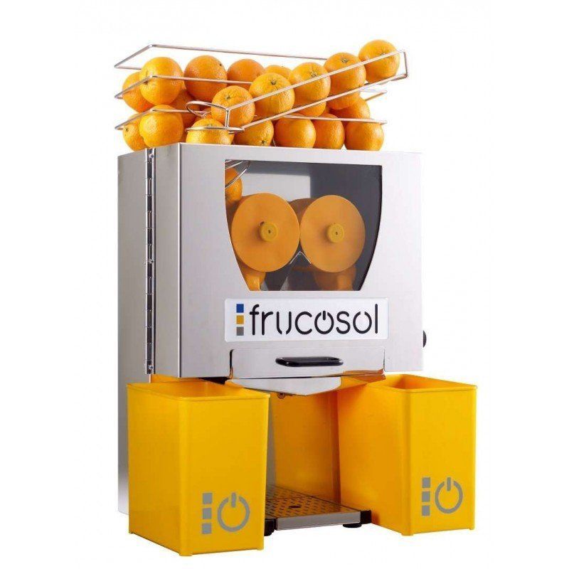 Una máquina de jugo de naranja Frucosol llena de naranjas